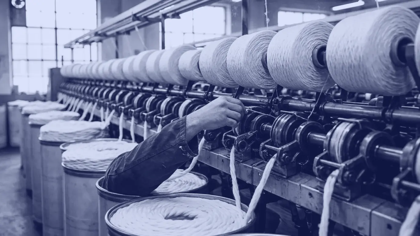 Open-end rotor iplik makinesinde şerit kovalarından beslenen eğirme üniteleri ve konilere sarılan pamuk iplik
