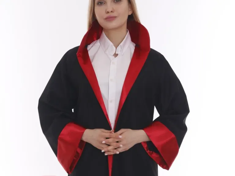 Ceza hâkimi cübbesi, kırmızı saten yaka ve bantlar, önden