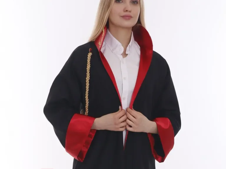 Savcı cübbesi, kırmızı saten yaka ve sarı sim kordon, önden